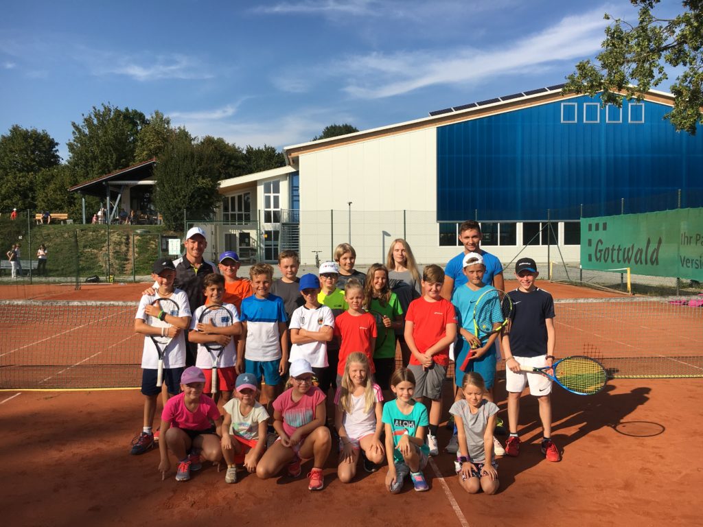 Gruppe beim Tennis